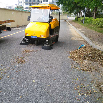 东方锦绣花园采购驾驶式扫地车高效清扫落叶